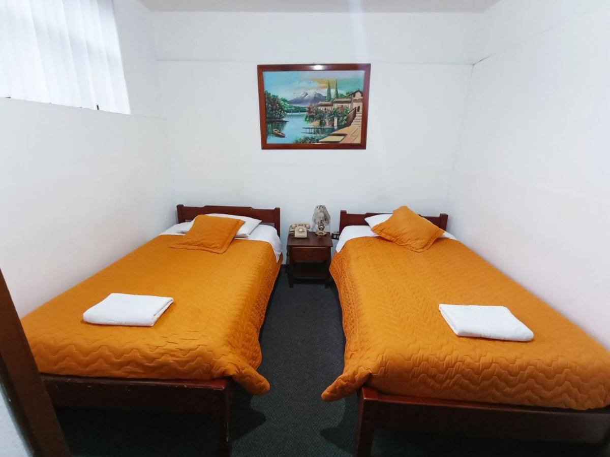 Hotel 9 De Octubre Quito Esterno foto
